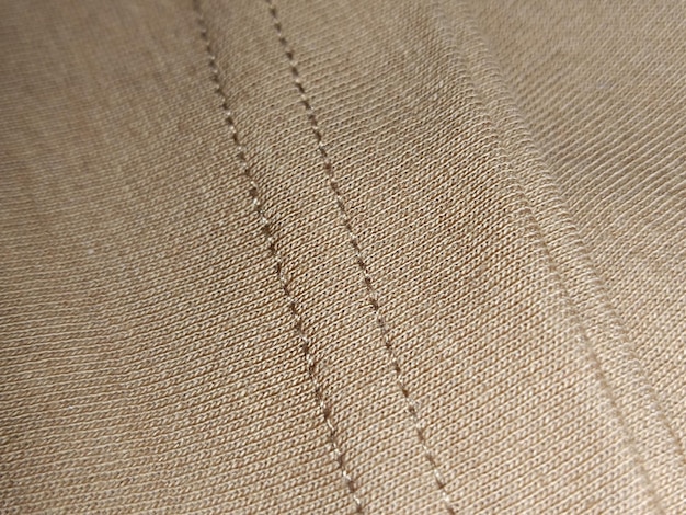 Detail ručnej výšivky na ľanovej látke